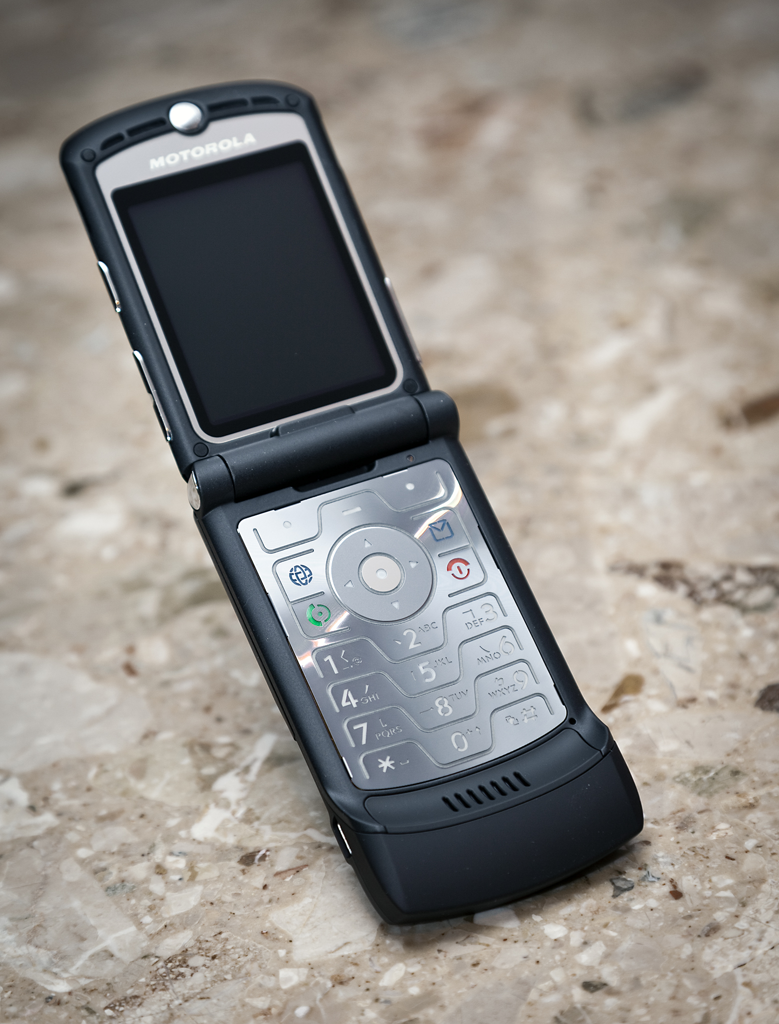 The Motorola RAZR V3 - the iconic flip phone whose Bluetooth stack Bernardo Sana's team helped build at Instituto de Pesquisas Eldorado